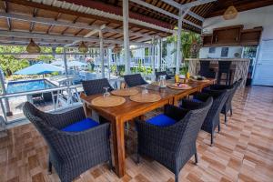 a dining room with a wooden table and chairs at Tatak Bunut Villa Ceningan in Nusa Lembongan