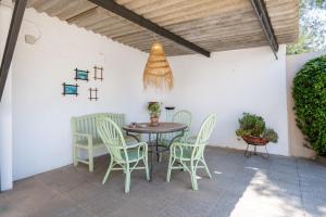 a patio with a table and chairs and a ceiling at Palma Ca'n Alonso in Palma de Mallorca