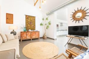 a living room with a tv and a couch at Palma Ca'n Alonso in Palma de Mallorca