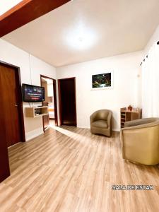 a living room with a couch and a chair at Casa Zibell centro de Pomerode in Pomerode