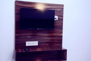 a flat screen tv sitting on top of a wooden wall at Hotel Bhatner Inn in Hanumāngarh
