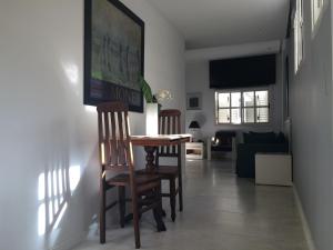 comedor con mesa y sillas y sala de estar en South Beach Vista Mar Apartamentos, en Río de Janeiro
