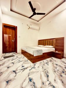 a bedroom with a bed with a flower pattern on the floor at Shri charno amrit vatika in Vrindāvan