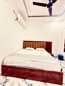 a bedroom with a bed in a room at Shri charno amrit vatika in Vrindāvan +4 photos