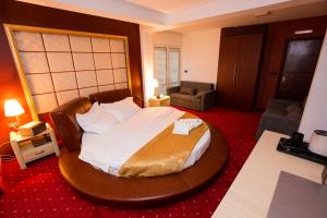 1 dormitorio con 1 cama grande en una habitación en Petriti & Spa en Ulcinj