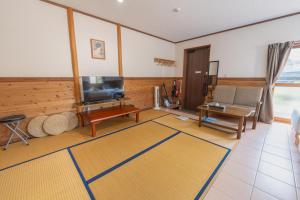 a living room with a tv and a couch at ヴィラ結Miyakojima2 in Miyako-jima