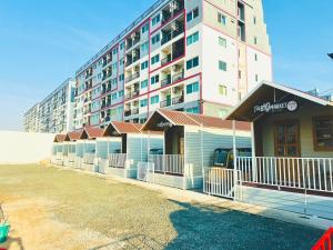 a row of garages in front of a tall building at The big market Resort in Jomtien Beach