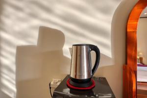 a blender sitting on a table next to a bed at Lungguh Penida Hut in Nusa Penida
