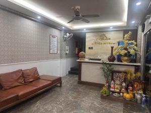 a waiting room with a couch and a counter at Vũ Gia Hotel in Hanoi