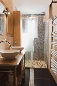 a bathroom with two sinks and a shower at Square'71 - T4 Duplex avec terrasse - espace détente in Chalon-sur-Saône +15 photos