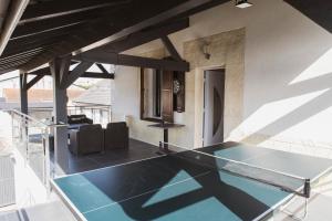 a ping pong table in the middle of a house at Square'71 - T4 Duplex avec terrasse - espace détente in Chalon-sur-Saône