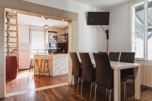 a kitchen and dining room with a table and chairs at Square'71 - T4 Duplex avec terrasse - espace détente in Chalon-sur-Saône