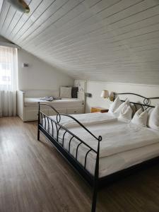 a bedroom with a large bed in a room at Pension Apartments Klotznerhof in Schenna
