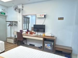 a room with a desk with a computer in it at Vũ Gia Hotel in Hanoi