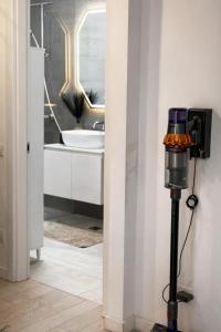 a lamp in the corner of a bathroom with a sink at Herastrau Prestige Apartment WIN in Bucharest +32 photos