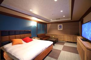 Säng eller sängar i ett rum på Hotel Water Gate Tajimi