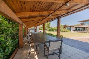 a patio with a table and chairs under a wooden pergola at Flateli Palau 1 in Girona