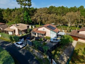 an aerial view of a house with cars parked in the driveway at Villa Indépendante tout confort Soustons Plage Golf à 900m wifi Bbq in Soustons