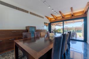 a dining room with a wooden table and chairs at Flateli Palau 1 in Girona +46 photos
