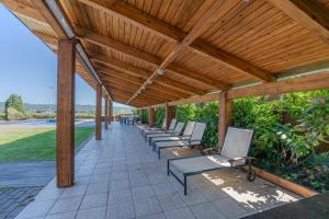 a row of chairs sitting under a wooden pergola at Flateli Palau 2 in Girona