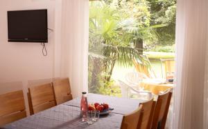 a dining room table with a bowl of fruit on it at Residence Gerold in Rablà