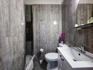 a bathroom with a sink and a toilet and a tub at Hotel Komfort Inn - Dwór Hubertus in Piekary Śląskie +20 photos