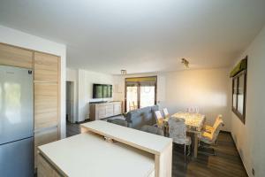 a living room with a kitchen and a dining room at Pomar By Silastur in Obaya