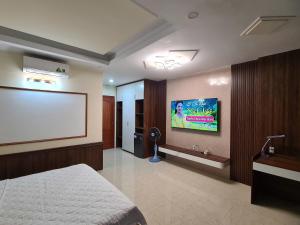 a hotel room with a projector screen and a bed at Viet Trung Hotel in Nhơn Trạch