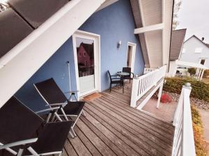 a deck with chairs and a table on a house at Haus Seeglück in Röbel