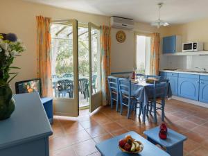 a kitchen and living room with a table and chairs at Mazets Zomeno in Gaujac