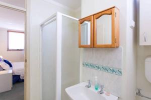 La salle de bains est pourvue d'un lavabo et d'un miroir. dans l'établissement Indian Ocean Views, à Fremantle