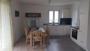 a kitchen with a table and chairs in a room at Herrmanns-Ferienhaus Wohnung 1 in Schlüsselfeld