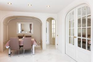 a dining room with a table and chairs and a mirror at Casa OliVera in Viareggio