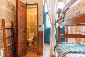 a bathroom with a bunk bed and a toilet in a room at Casa da Avó Selene - Refúgio Rústico e Exclusivo no Douro in Favaios +17 photos