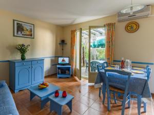 a living room with a blue table and chairs at Mazets Zomeno in Gaujac