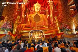a crowd of people standing in front of a large statue at Early Bird Hostel Ayutthaya in Phra Nakhon Si Ayutthaya