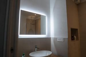 a bathroom with a sink and a mirror on the wall at Residenza Madea - Vista Mare, Piscina, Spiaggia Privata e Parcheggio in Marina di Andora