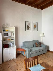 a living room with a couch and a table at Casa Origenes in Haría