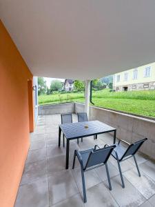 En balkon eller terrasse på Ferienwohnung Krones + 27 billeder