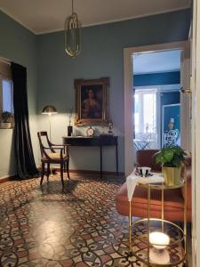a living room with a couch and a table at Vicolo Re suite in centro con stile in Porto Empedocle
