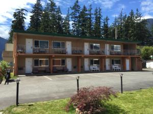 a large building with a parking lot in front of it at City Centre Motel older building in Hope