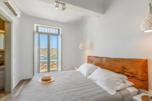 a bedroom with a bed with a hat on it at Casa Elena in Aggelika