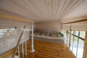 a room with a bunk bed in a wooden house at Rantarovio in Alvajärvi
