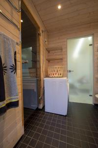 a small bathroom with a shower and a door at Rantarovio in Alvajärvi