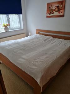 a large bed in a bedroom with a window at Selafa Carma in Mühlhausen