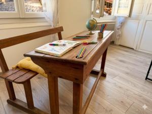 a wooden table with pens and pencils on it at Chic & Lumineux / Évreux Centre / WiFi in Évreux