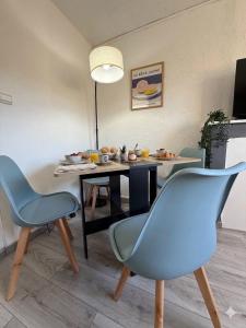 a dining room with a table and two chairs at Chic & Lumineux / Évreux Centre / WiFi in Évreux +5 photos