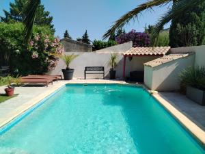 a swimming pool in the backyard of a house at Villa Luberon Piscine Pétanques in Cavaillon