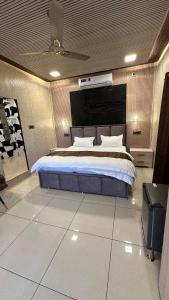 a bedroom with a large bed in a room at Hotel Maheshwari Tehri in Tehri-Garhwāl