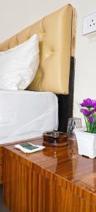 a bed sitting on top of a wooden table at Hotel Mayur Lodge in Bijāpur